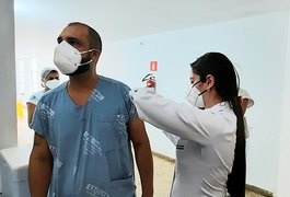 Funcionários do HE do Agreste recebem vacina contra o sarampo