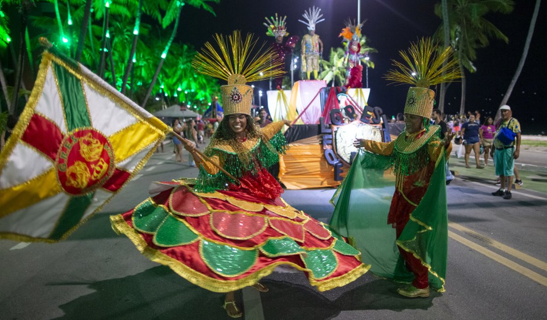 Segunda noite do desfile das escolas de samba em Maceió encanta moradores e turistas