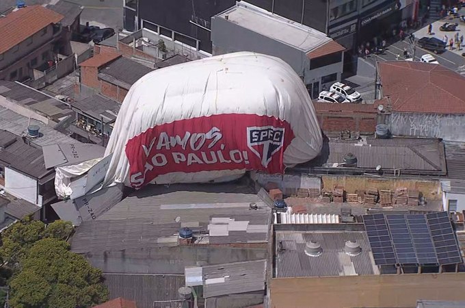 Dirigível contratado pelo time do São Paulo cai em bairro de Osasco