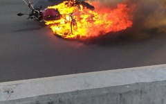 Motocicleta em chamas
