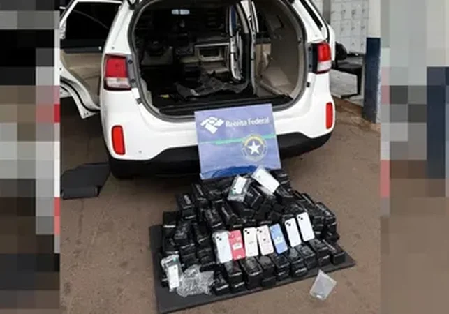 Receita apreende R$ 1,4 milhão em iPhones em fundo falso de carro