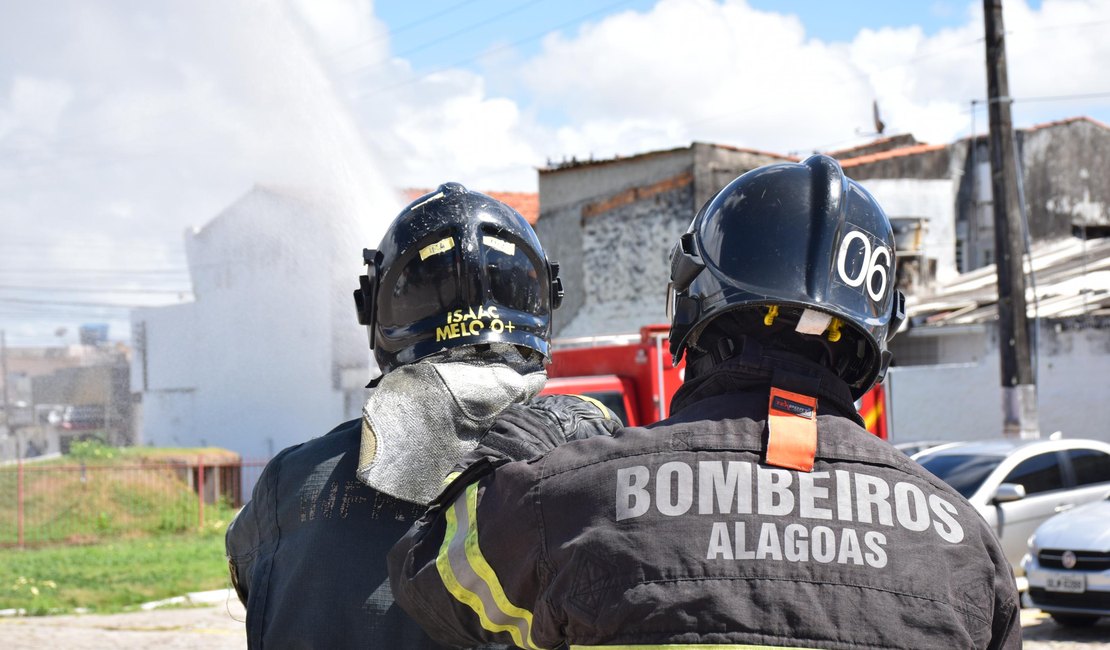 Corpo de Bombeiros controla incêndio em Galpão na parte alta de Maceió