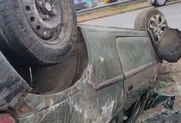 Vídeo mostra detalhes de capotamento de carro após 'fechada' na AL-220, em Arapiraca