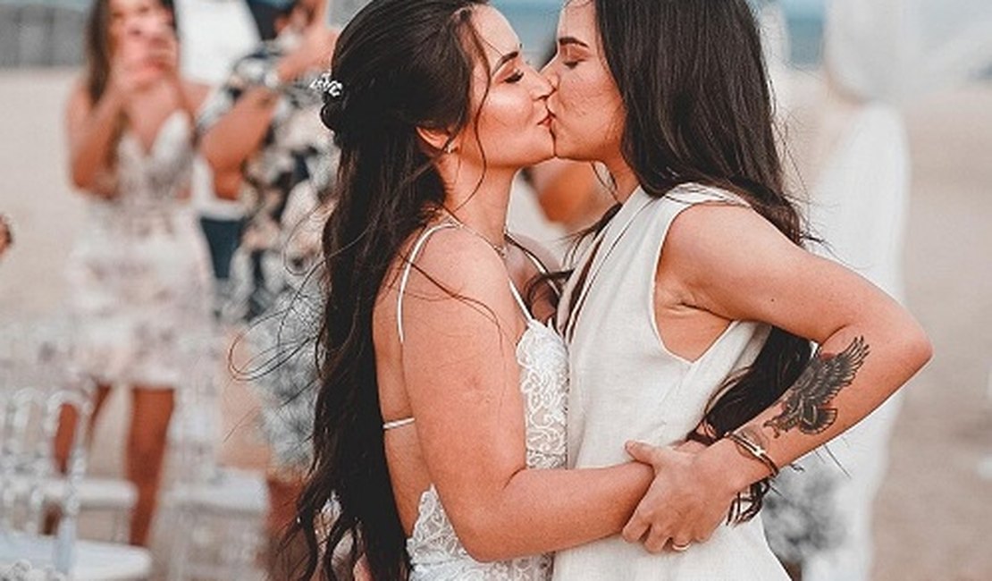 Em cerimônia intimista,  cantora sertaneja Maria Clara se casa com modelo Fernanda Aguiar