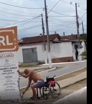 Cadeirante se revolta e destrói placa por prejudicar acessibilidade em Rio Largo; ASSISTA