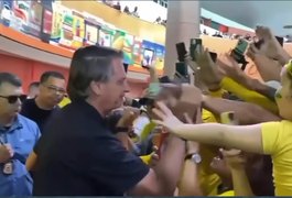 Vídeo. Bolsonaro é recepcionado por apoiadores no aeroporto de Maceió