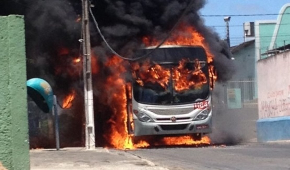 Ônibus é incendiado no bairro Ouro Preto, em Maceió