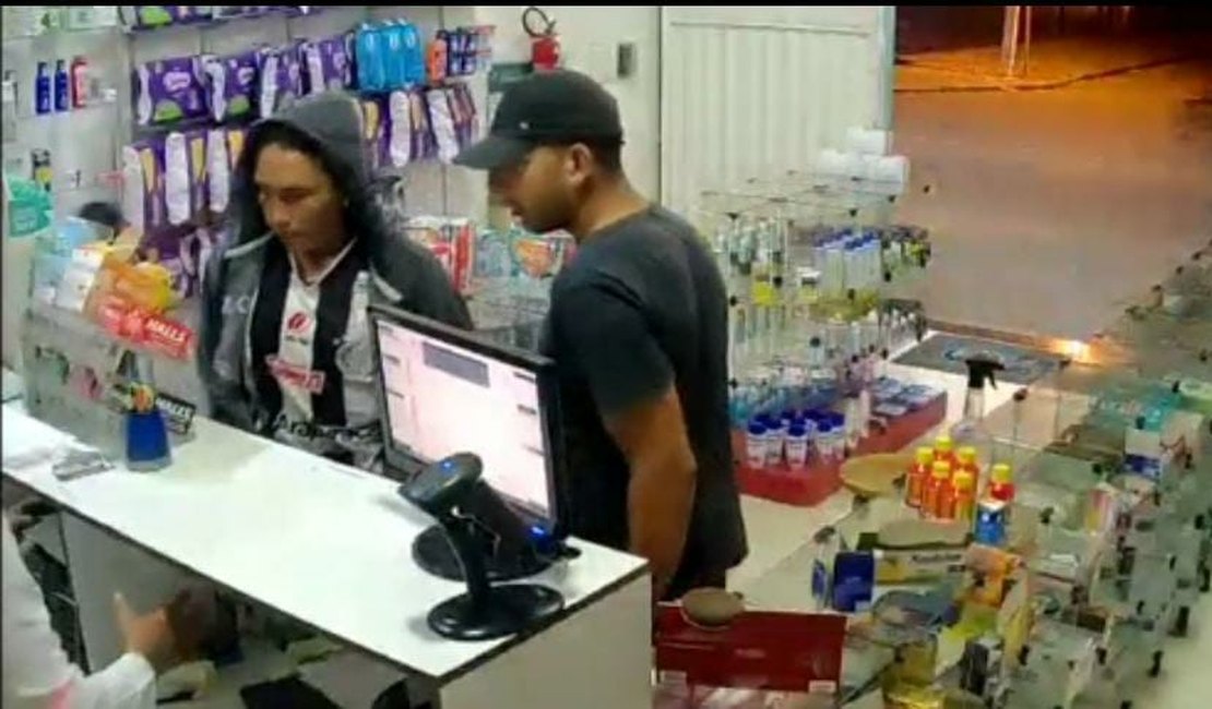 Câmera mostra assalto em farmácia de Arapiraca; dupla roubou motocicleta de cliente