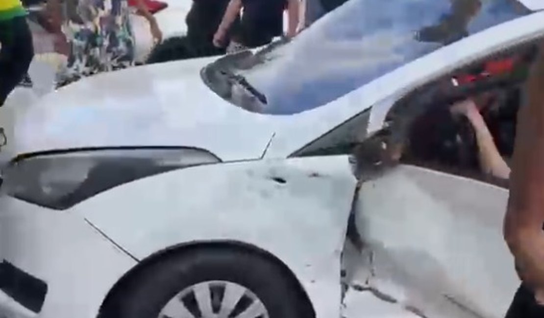 Colisão entre carros de passeio deixa mulheres feridas, uma delas presa às ferragens, no Poço, em Maceió