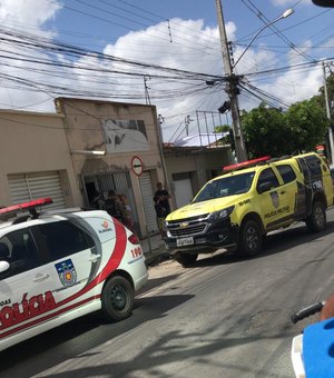 Vídeo. Suspeito de assalto é preso após tentar fugir pulando muros, em Arapiraca