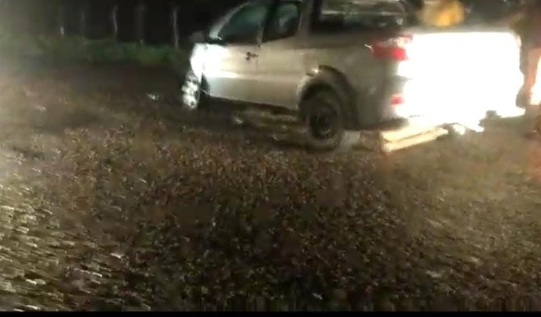 Motorista sofre traumatismo craniano após picape bater de frente com caminhão em São Sebastião