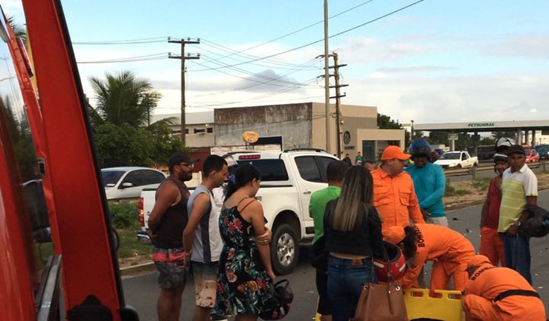 Acidente entre moto e caminhonete deixa mulher ferida em Arapiraca