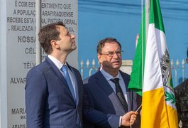 Arapiraca inicia comemorações do 7 de Setembro com representantes da terra hasteando as bandeiras