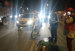 Atropelamento por moto deixa dois feridos e trânsito lento na AL-220, em Arapiraca