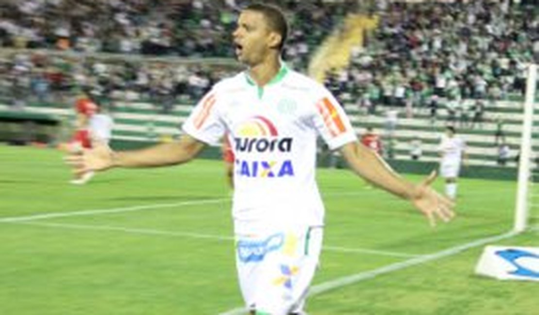 Chapecoense vence Boa Esporte e tira Palmeiras da liderança
