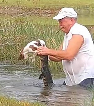 VÍDEO. Idoso entra em lago e resgata cachorro da boca de jacaré