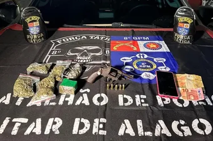 Ação da PM apreende armas de fogo e drogas, em Maceió