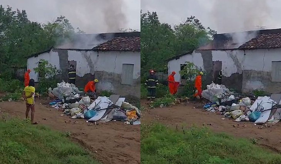 Incêndio derruba teto e destrói cômodos de depósito de materiais recicláveis, em Palmeira
