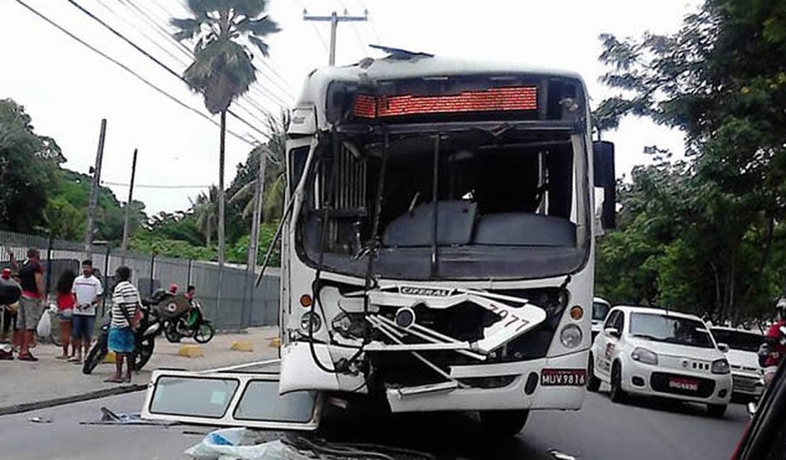 Colisão entre dois ônibus deixa passageiros feridos, em Maceió