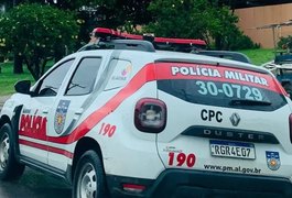 Parentes de homem que tentou invadir casa da ex provocam tumulto e PMs são empurrados e xingados, em Arapiraca: 'Vocês vão se arrombar'