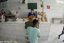 VÍDEO: Dupla armada assalta avícola e enche sacola com frangos em Arapiraca