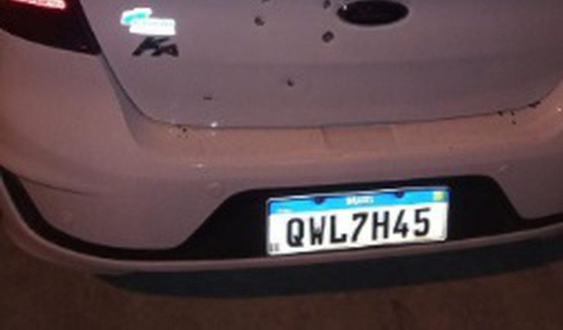 Criminosos atiram em carro de motorista de aplicativo com metralhadora em Maceió; vítima esperava cliente