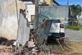 Colisão entre carros termina com veículo atingindo muro de residência em Arapiraca