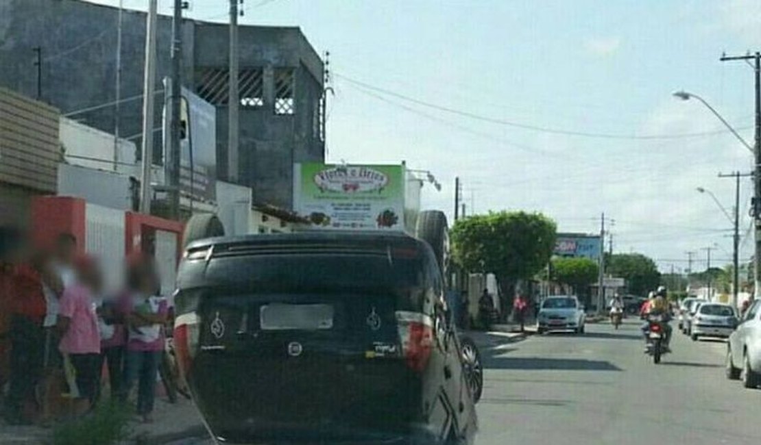 Veículo capota após colidir com carro estacionado no Tabuleiro