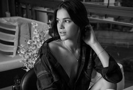 Bruna Marquezine dispensa sutiã em foto provocante