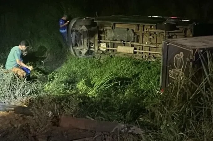 Van do Instituto Superar tomba em ribanceira e deixa feridos, na BR-316 em Atalaia