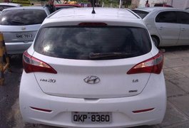 Polícia apreende carro com placas clonadas e armas de fogo em São Miguel dos Campos