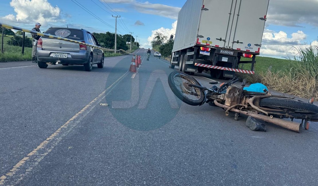 Colisão envolvendo três veículos deixa motociclista morto na AL-110, em Arapiraca