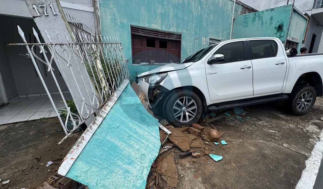 Mulher perde controle de veículo e bate em muro de residência no bairro Alto do Cruzeiro, em Arapiraca