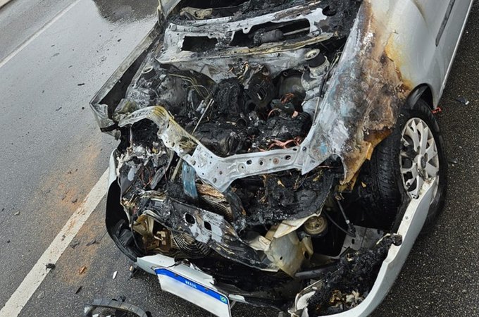 Carro pega fogo na Ponte Divaldo Suruagy após colisão com picape