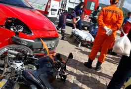 Colisão envolvendo carro e moto deixa motociclista ferido