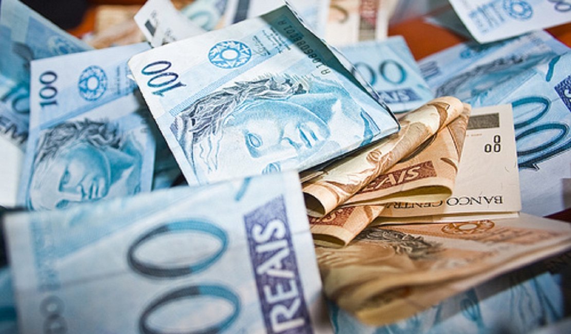 Teófilo assina contrato com a Caixa e assegura R$ 2 milhões para salários de dezembro
