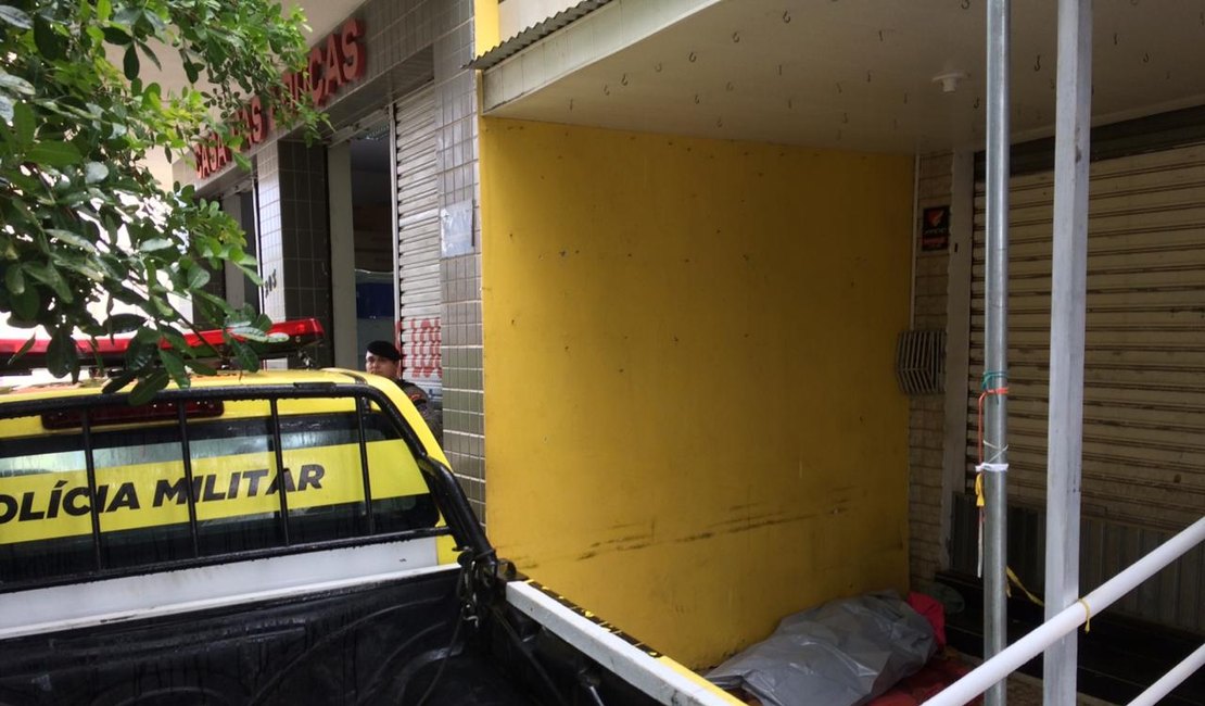 Morador de rua é encontrado morto com tiro na cabeça na Praça Manoel André, em Arapiraca