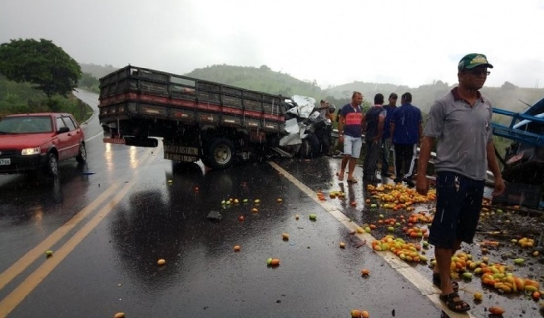 Caminhões colidem e carga se espalha pela rodovia BR-104, em Alagoas