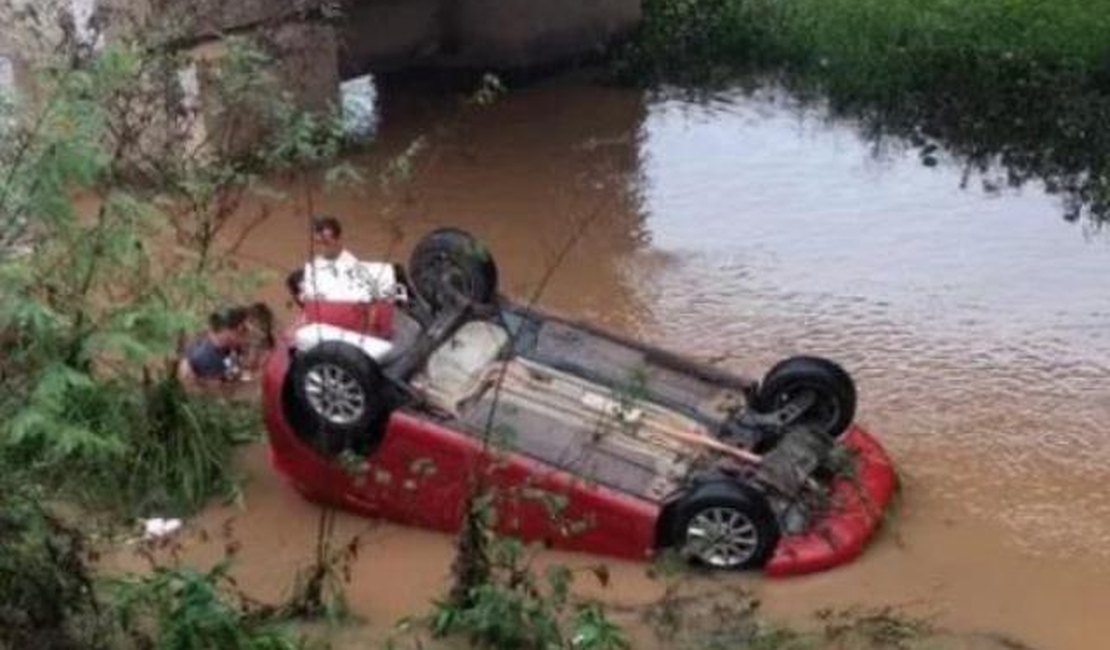 Condutor embriagado fica ferido após cair com carro dentro de rio