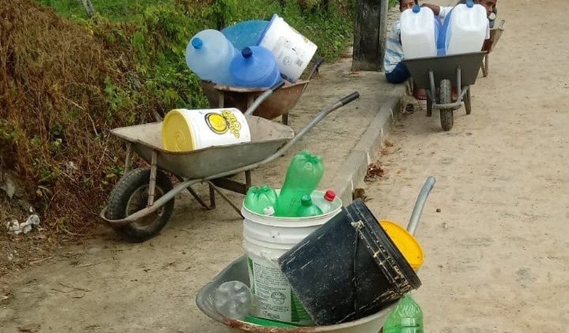 Torneiras vazias: Imagens mostram pessoas buscando água em carrinhos de mão em Marechal