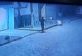 Homem é flagrado furtando lixeira de ferro da frente de residência, em Arapiraca