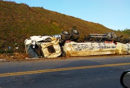 Carreta tomba na AL-105 após condutor tentar livrar animal na pista
