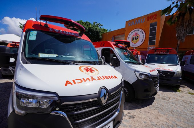 Motorista fica presa às ferragens após colisão entre carro e caminhão em São Miguel dos Campos