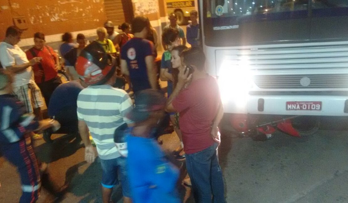 Colisão entre ônibus e motocicleta deixa motoqueiro ferido em Arapiraca