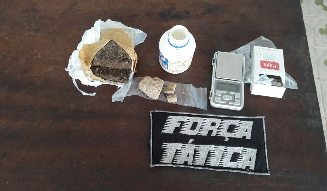 Força Tática apreende menor e prende homem com crack e maconha