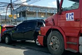 Engavetamento envolvendo 10 veículos deixa trânsito lento em ladeira de Maceió