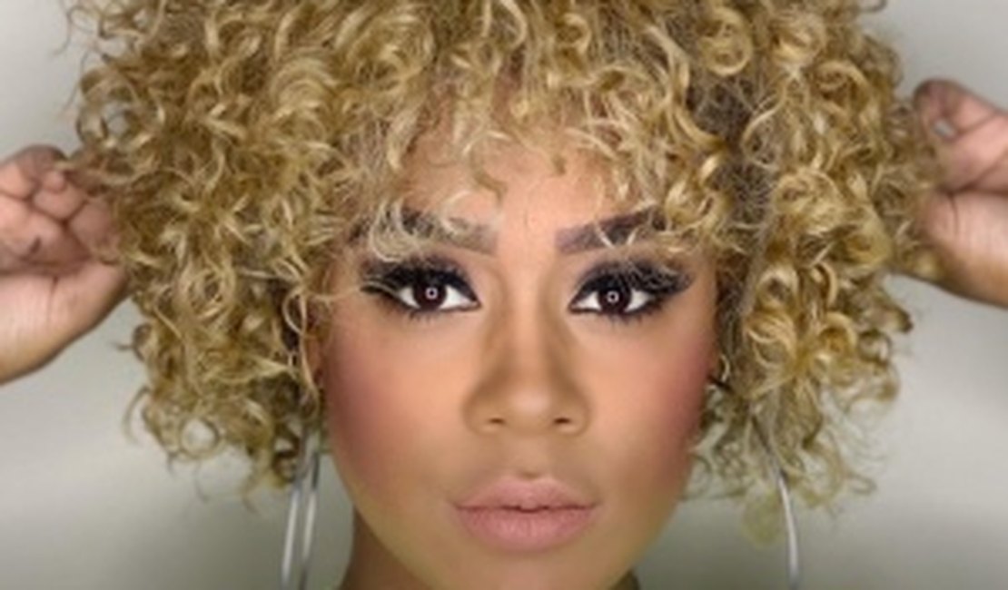 MC Rebecca muda o visual durante quarentena e fica loira