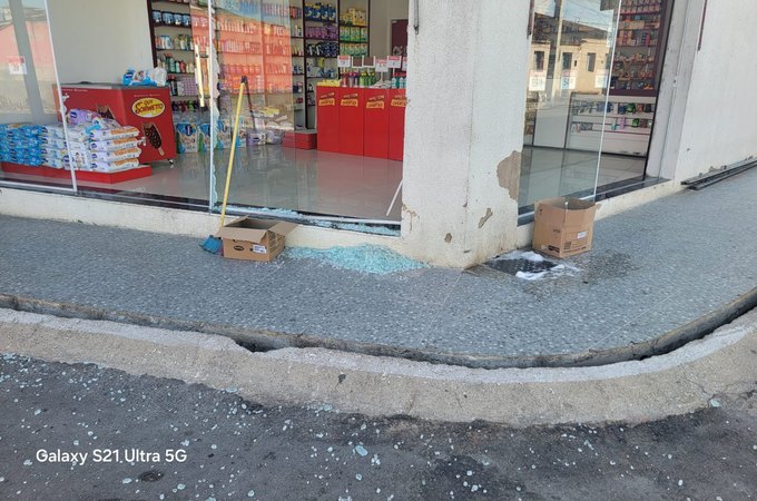 Moto perde o controle e quebra vidraça de farmácia, após colisão com carro de passeio, em Arapiraca