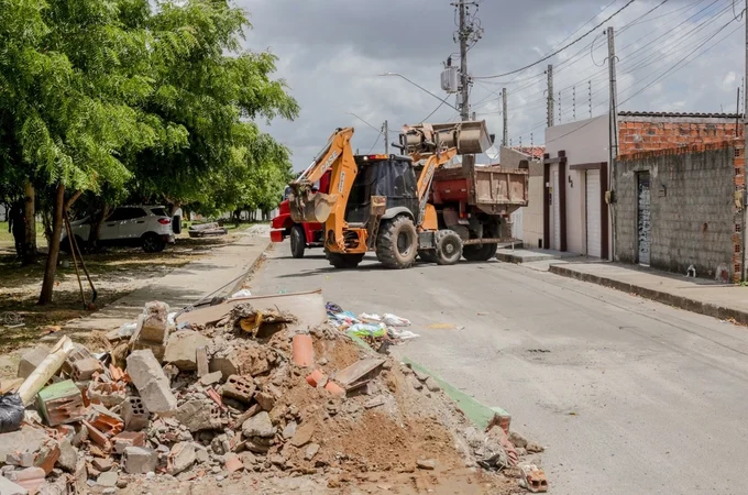 Prefeitura de Penedo recolhe 2.300 toneladas de entulhos das ruas da cidade