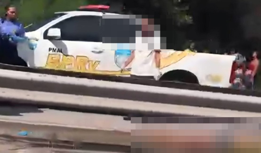 Moto colide contra mureta e passageira morre na AL-101 Sul; condutor ficou ferido